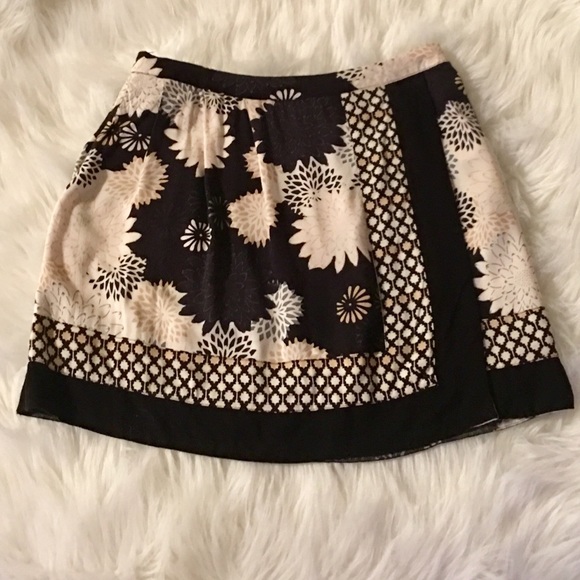 H&M Dresses & Skirts - Adorable H&M Short Skirt with Side Pockets Size 8